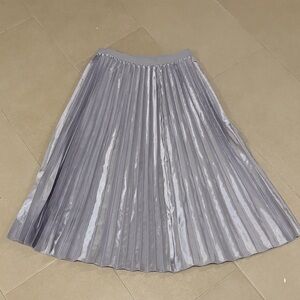 Elegant Silver Pleated Skirt casual metallic midi shimmery high waisted size S-M
